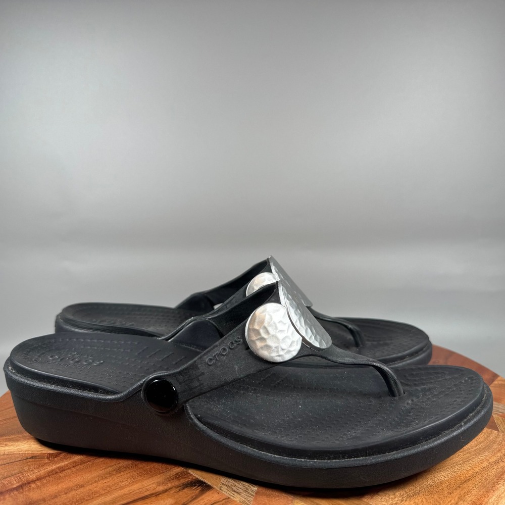 Crocs Sanrah Hammered Circle Wedge Sandals Black Silver Women 9 Flip Flop Thong
